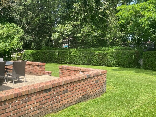 Building Photo - 33 Chestnut St