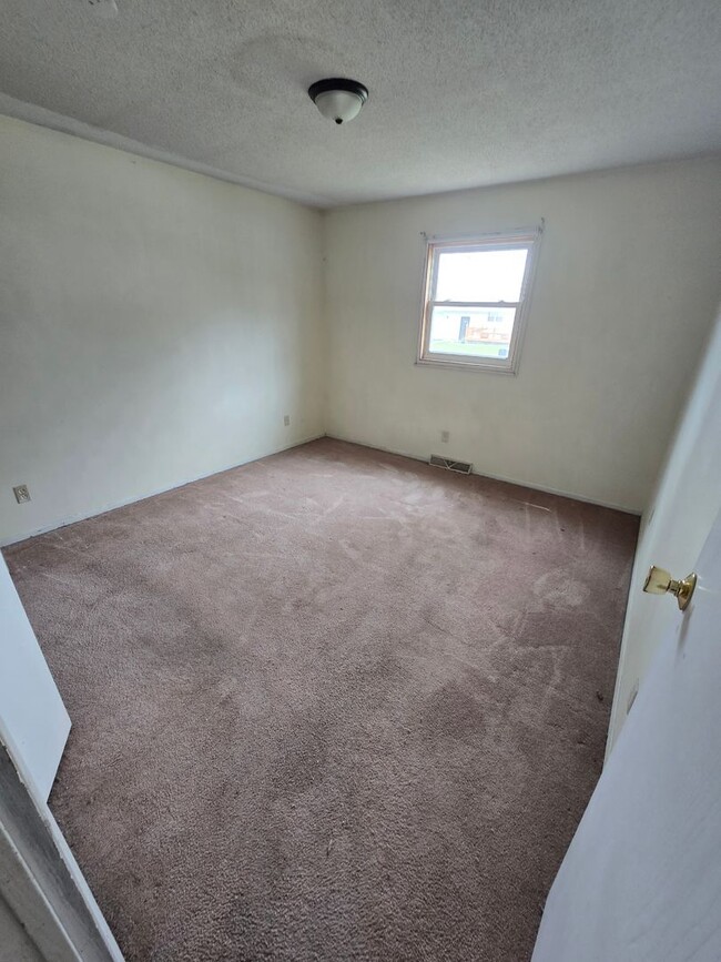 Building Photo - 3 Bedroom 2 Bathroom for $1350.00