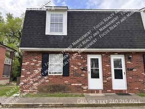 Building Photo - 220 Marks Ave