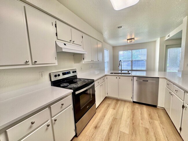 Building Photo - MOVE IN SPECIAL!  Beautifully Remodeled, Easy Living Townhome. Location, Location!