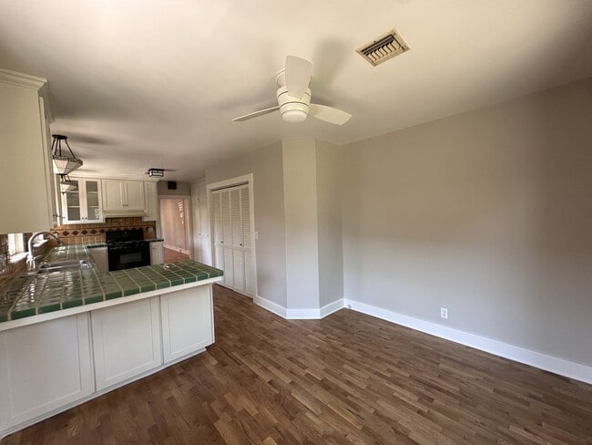 Building Photo - 930 N Fairview St