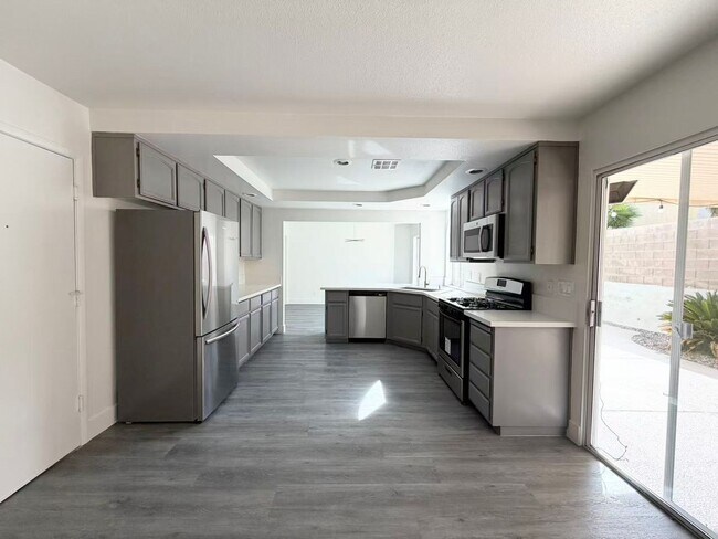 Building Photo - Beautifully renovated and move-in ready home located in the heart of Green Valley