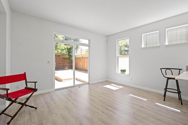 Building Photo - Lovely 3-bdrm/2-bath thin house in Portsmouth. Fenced backyard w/ deck, 1-car garage