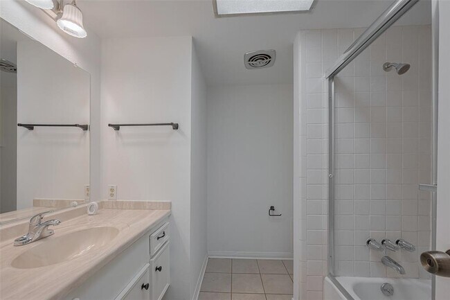 Building Photo - 605 Sorrento Dr