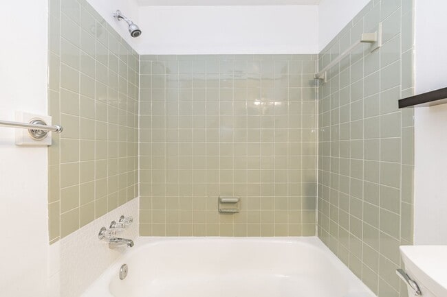Building Photo - Well maintained 3-level 3Bd/2 full & 2 half bath TH in the sought-after Burke Centre!