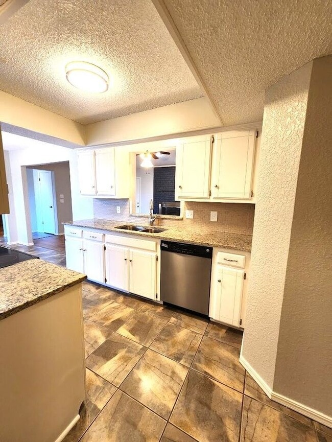 Building Photo - 3 Bed 2 Bath Home-Choctaw Trails Sec I Addition