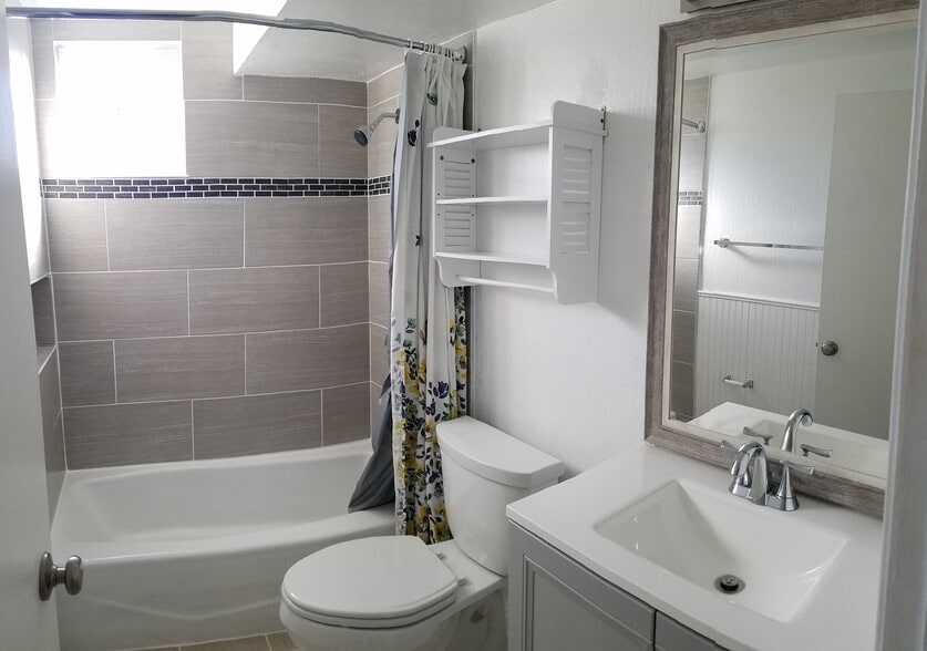Full bath - 830 Spruce Ct