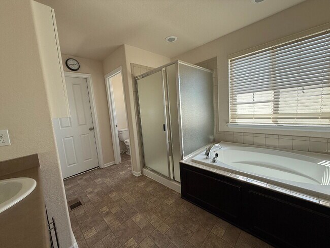 Building Photo - "Spacious 6-Bedroom Haven with 5 Full Baths in Aurora - 3,729 Sq. Ft. of Comfort & Style!"