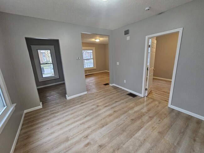 Building Photo - 1914 W 58th St