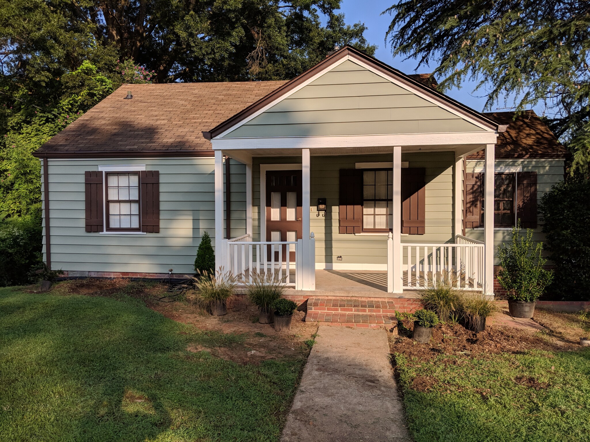 Cute house! Covered front porch and wonderful neighbors. Brand new gardens! - 1111 Watauga St