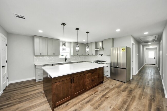 Building Photo - 1218 Des Jardines St