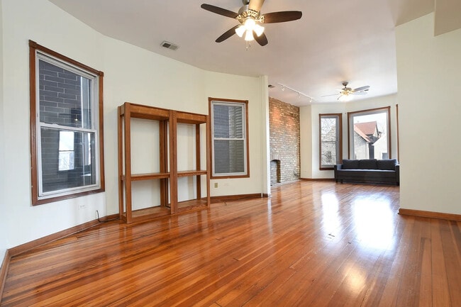 Building Photo - 2114 N California Ave