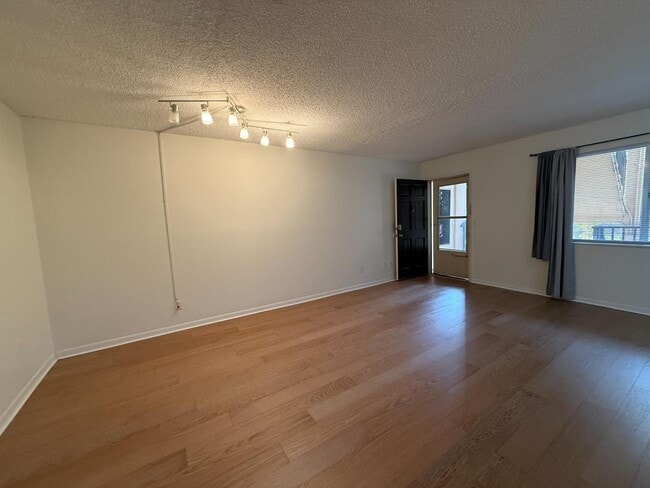 Building Photo - 2525 W Bay Dr