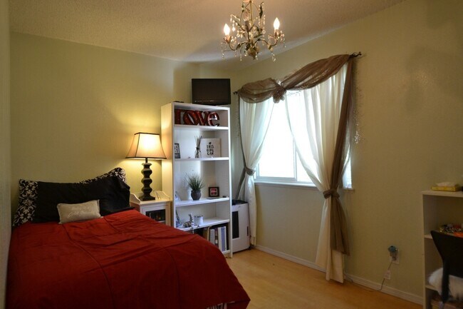 Building Photo - 4 Bed 3 Bath With AC