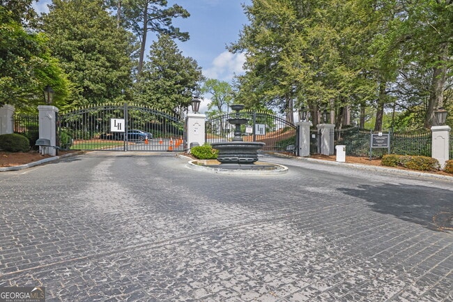 Building Photo - 1104 Pine Heights Dr NE