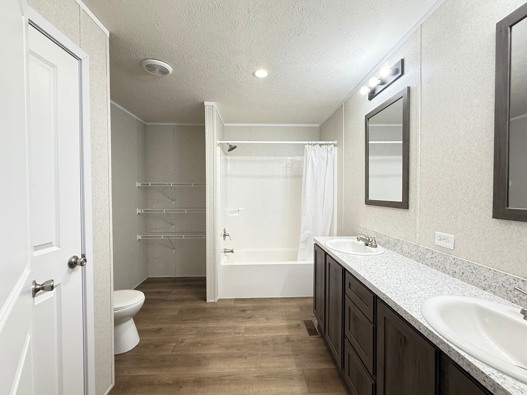 Building Photo - 29909 Flushing Dr