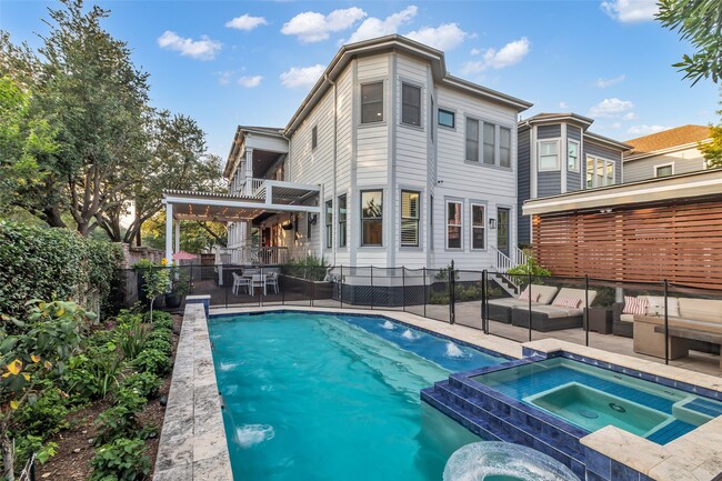 Building Photo - 340 W 17th St