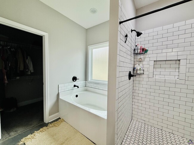Building Photo - 111 Kettle River Ln