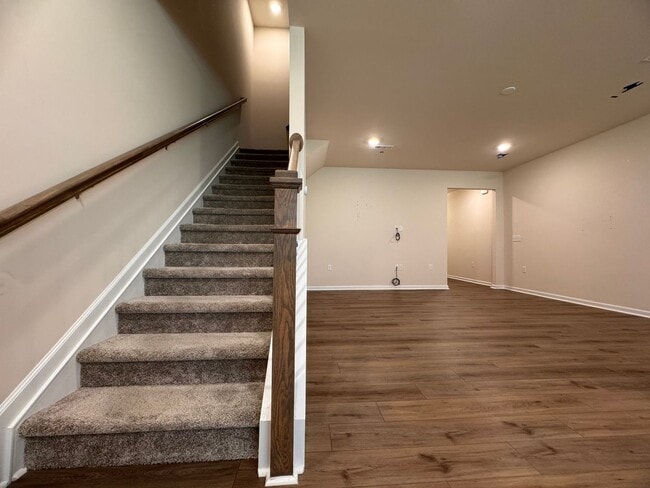 Building Photo - 3BR 2.5BA Townhome