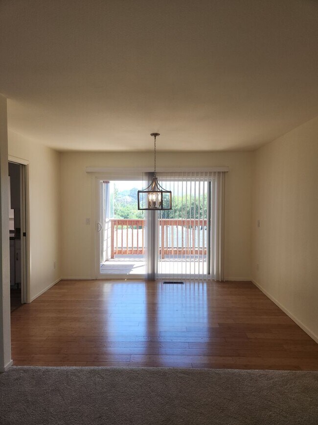 Building Photo - Lovely 2 bedroom, 2 bath in the Oakmont 55...