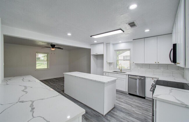 Building Photo - 812 Stone Mountain Dr