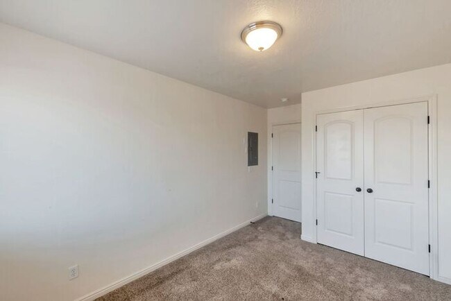 Building Photo - Stunning Saratoga Springs Townhome