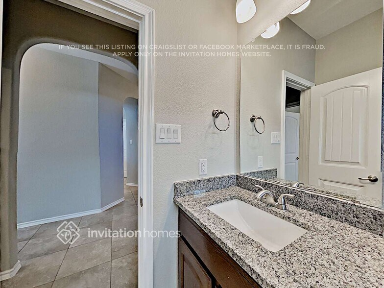 Building Photo - 15704 Barton Ridge Dr