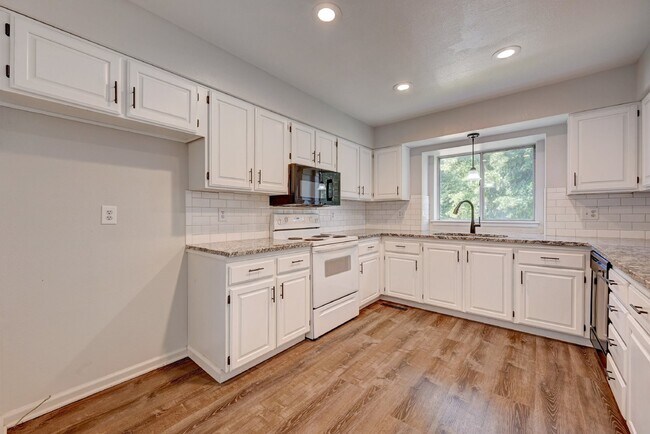 Building Photo - $2,800 - 3 Bed. 2.5 Bath Home with AC, Lof...