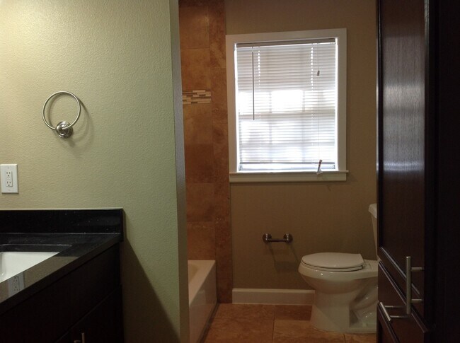Building Photo - Gorgeous Remodel - North Austin Home!