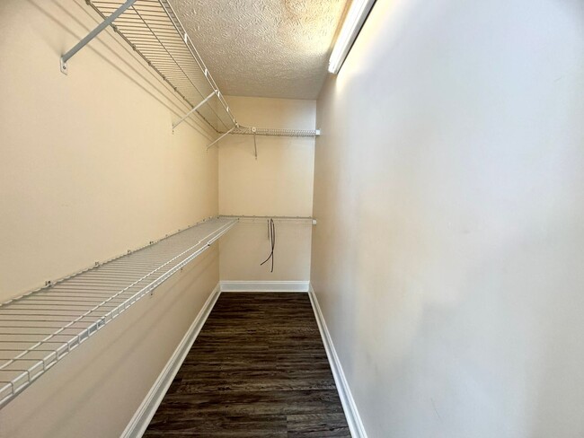Building Photo - Oak Tree Townhome