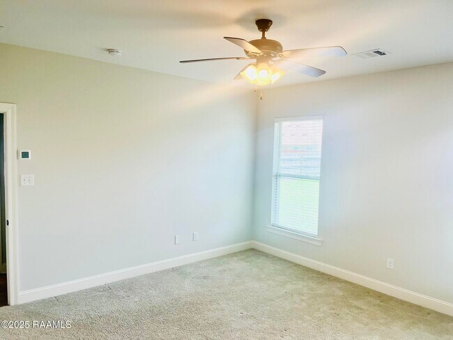 Building Photo - 6217 Lake Edge Dr