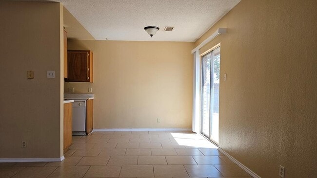 Building Photo - 4720 W Cuthbert Ave