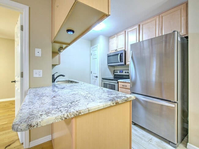 Building Photo - 538 Golden Raintree Pl