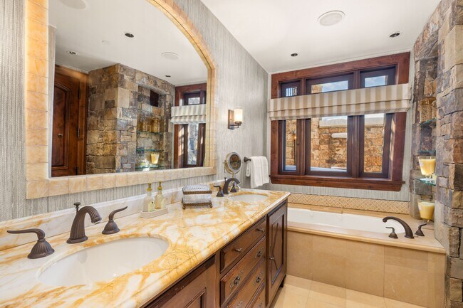 Building Photo - 472 Thunderbowl Ln