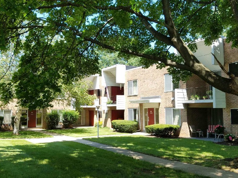 Primary Photo - Stonehenge Court Apartments