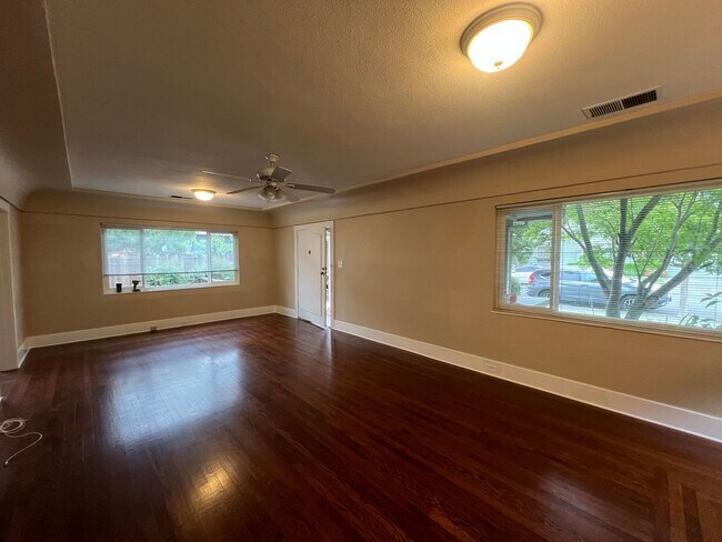 Building Photo - Come check out this Lovely home located in...