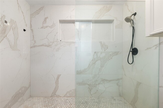 Building Photo - 303 Narcissus St