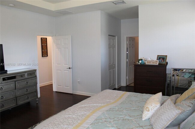 Building Photo - 3728 SE 5th Ct