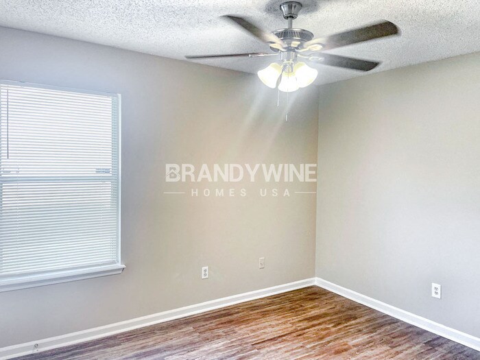 Building Photo - 1433 Kingfisher Ln N