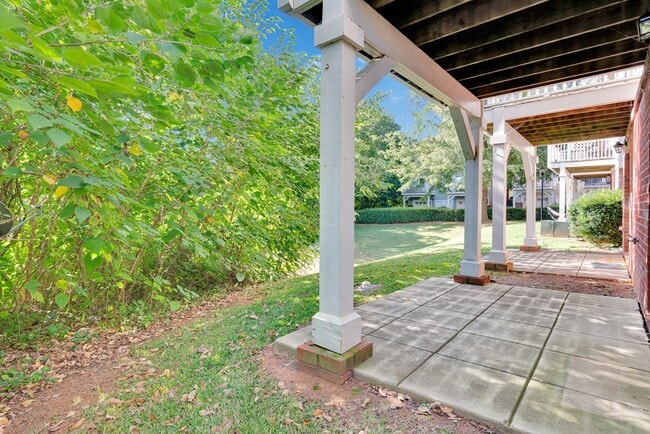 Building Photo - Wonderful craftsman style end-unit townhome