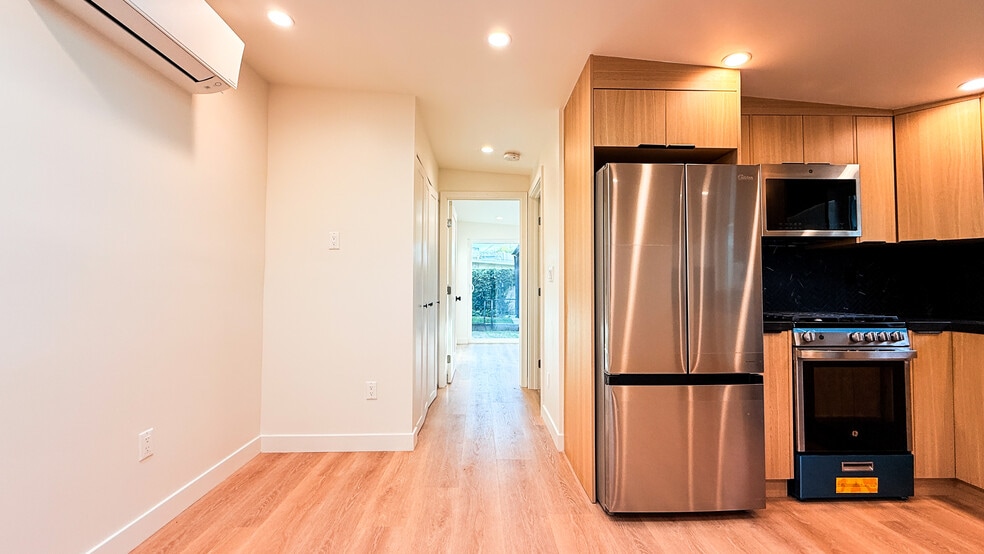 Building Photo - 546 W Ash Ave