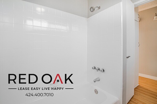 Building Photo - 15405 Vanowen St