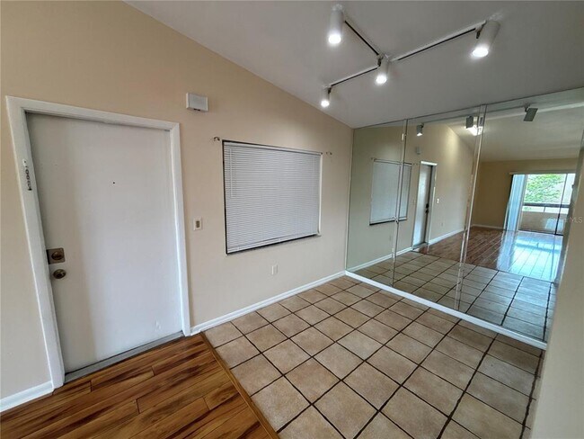 Building Photo - 5169 Vineland Rd