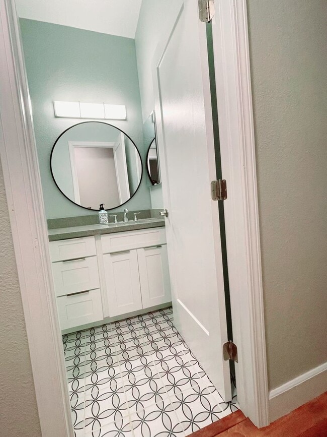 Building Photo - Conveniently Located Single Level Soda Cre...