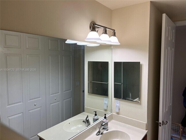 Building Photo - 3500 Oaks Clubhouse Dr