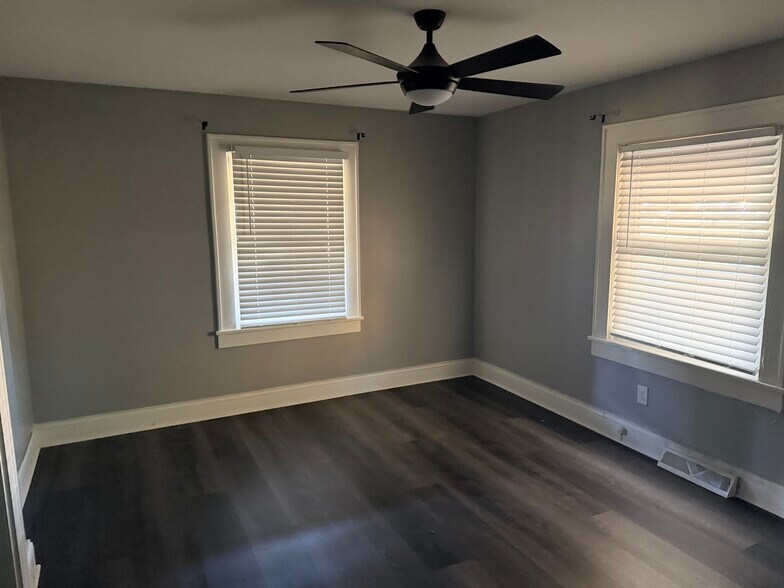 Building Photo - 1828 Statesville Blvd