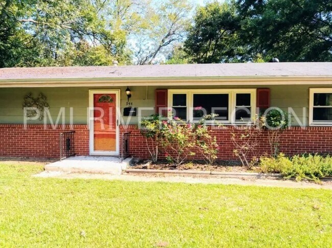 Building Photo - 3 Bedroom 2 Bathroom Home