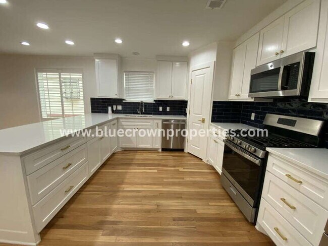 Building Photo - 1223 E Waco Ave