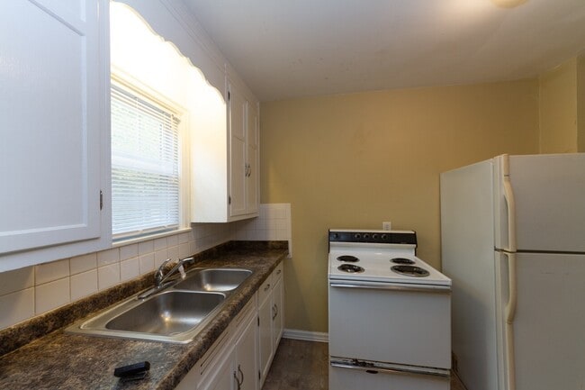 Building Photo - 1 bed 1 bath. Located in desirable Christi...