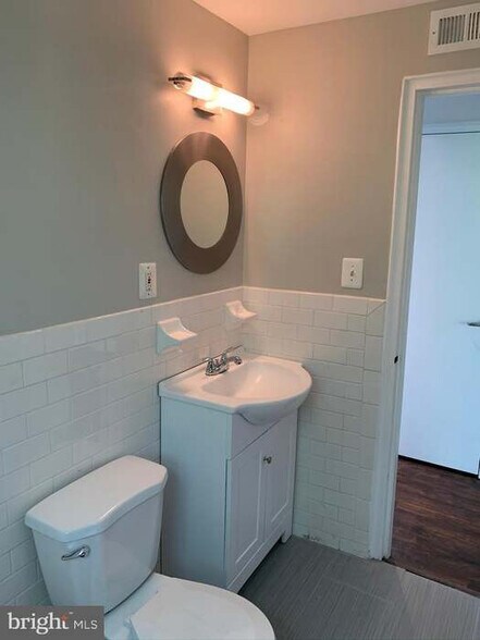 Building Photo - 210 Oakwood St SE